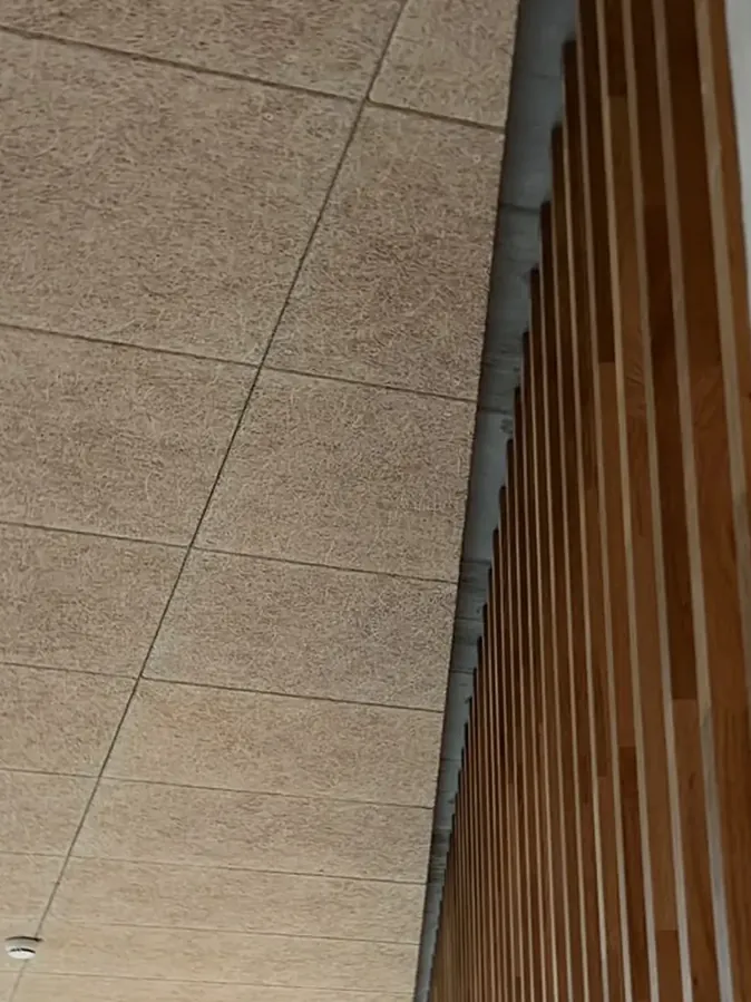 Faux-plafond acoustique en fibre de bois et claire-voie sur chantier