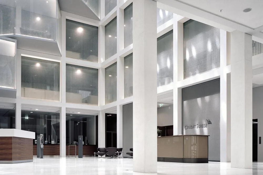 Hall d'accueil du Credit Suisse à la rue du Rhône avec plafonds et cloisons finis