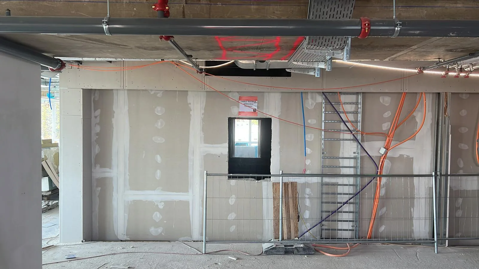 Cloison en plaques de plâtre jointoyée sur un plateau de bureaux OMS Genève