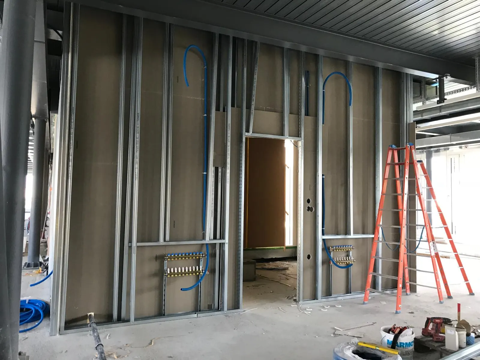 Ossatures métalliques et réseaux sur un plateau de bureaux en rénovation à l'OMS Genève